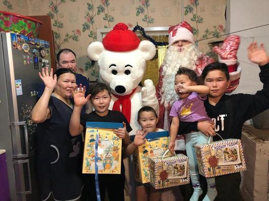 В Пельвоже каждый ребенок получил подарок от Деда Мороза и полярного мишки