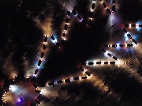 Множество автомобилей выстроились в Смоленске в форме новогодней елки и замигали огоньками