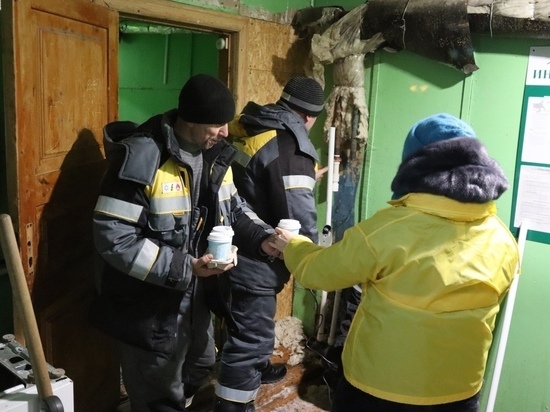 В Тарко-Сале активисты угощают сантехников горячим кофе