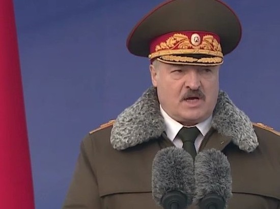 Лукашенко пообещал уйти лишь после "слов последнего ОМОНовца"