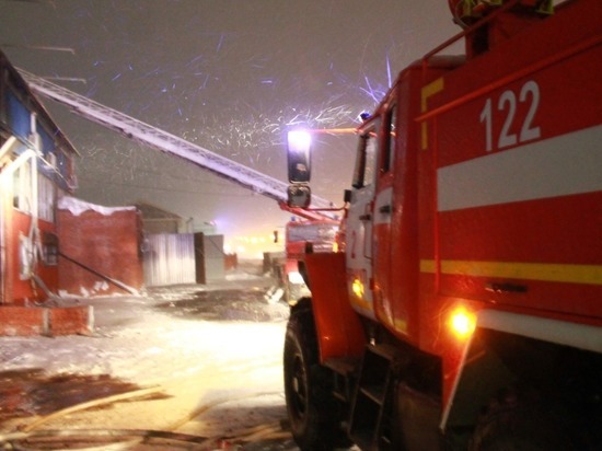 Барнаульские спасатели вывели из горящего дома 17 человек
