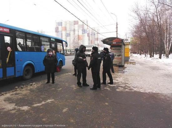У автовокзала в Рязани проверили соблюдение масочного режима
