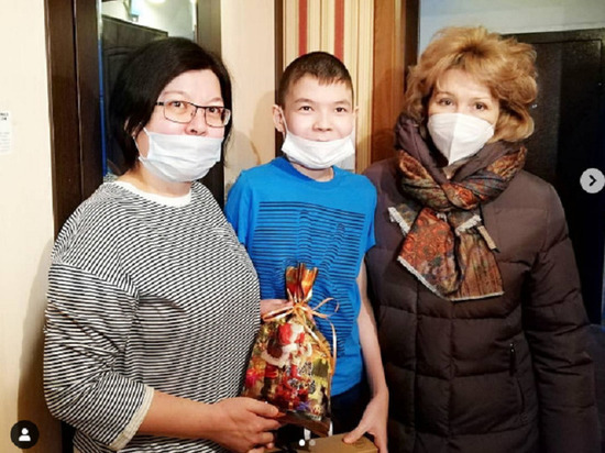 Надежда Гудкова подарила ноутбук мальчику из Ноябрьска