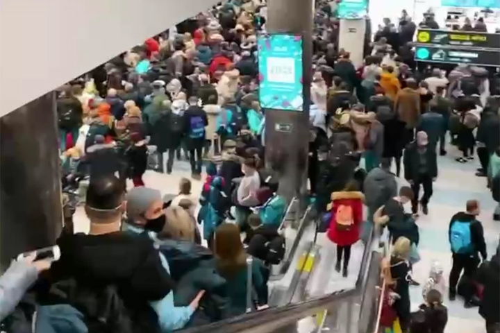 Катастрофа ssj 100 в шереметьево. Полиция аэропорта домодедово. Происшествия в аэропорту шереметьево. Чп сегодня в аэропорту. Горящий суперджет в шереметьево.