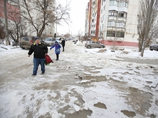 На улице 39-й Гвардейской Дивизии в Волгограде прорвало водопровод