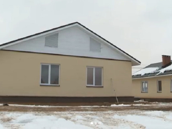 Большой семье псковского учителя подарили дом вместо "однушки"
