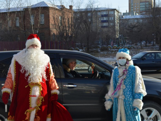Дед Мороз и Снегурочка из ГИБДД появились на дорогах Читы