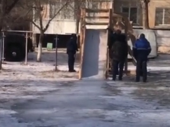 Построенную жителями для детей горку снесли в Краснокаменске
