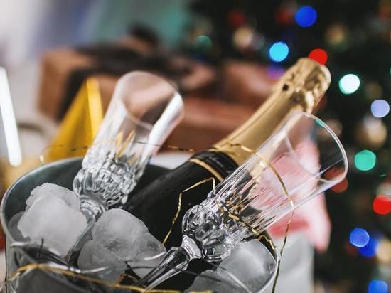 Врачи рассказали, стоит ли больным COVID пить шампанское  в Новый год