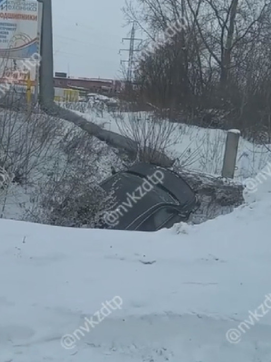 В Кузбассе автомобиль вылетел в овраг в результате аварии