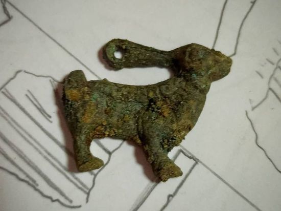 Уникальную подвеску в виде зайца откопали в Пскове археологи