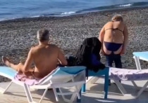 Оголившиеся на пляже Сочи в декабре туристы попали на видео и насмешили местных жителей