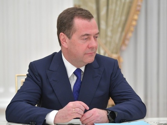 Медведев на видео поздравил россиян с наступающим: "Пусть все будет хорошо"