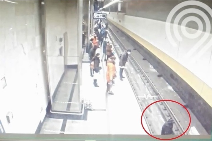 Спасенному машинистом метро москвичу грозит штраф 1 млн рублей