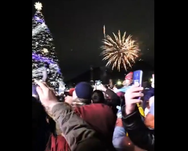 Прямой эфир новый год 2024 год. Тока новый год. Пьяные мужики в новогоднюю ночь на Салюте. Часы Россия 1 Новогодняя трансляция. Грозные дни в новый год в Израиле.