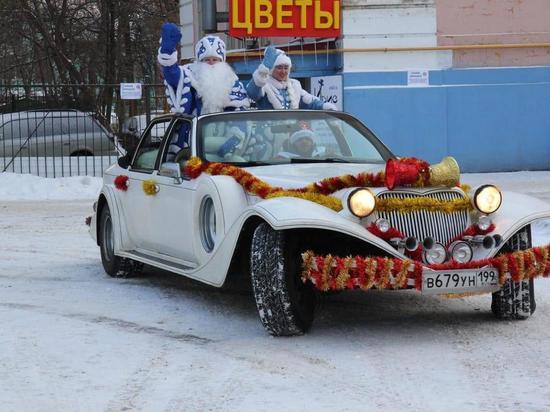 Дед Мороз и Снегурочка прокатились по Рязани на лимузине