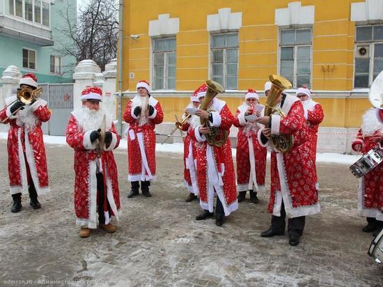 Духовые оркестры Дедов Морозов поздравляют рязанцев с Новым годом
