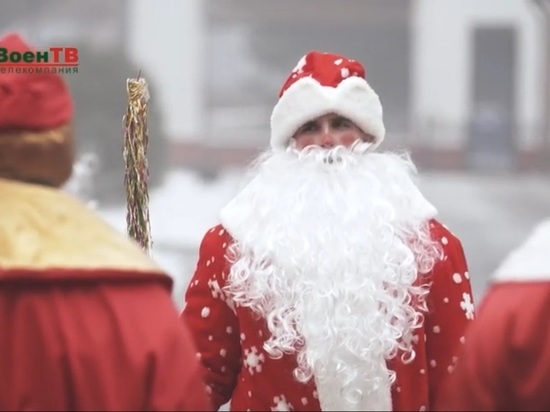 Белорусские военные Деды Морозы развезли подарки на танках