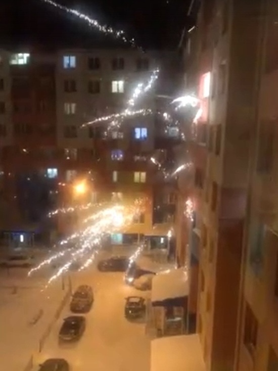 Жители Ноябрьска запустили фейерверк в окна жилых домов