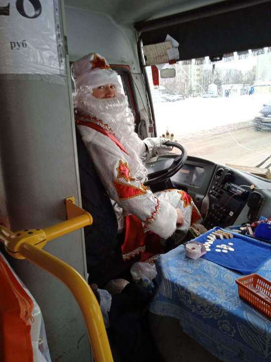 В Ярославле водители маршруток переоделись дедами морозами.
