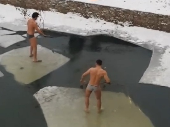 В центре Иваново двое мужчин катались на льдинах по реке