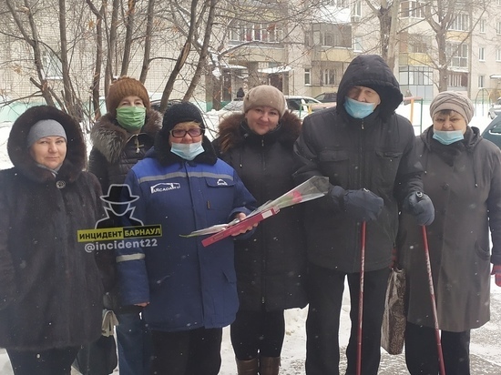 Жильцы барнаульской многоэтажки поблагодарили дворника за добросовестный труд