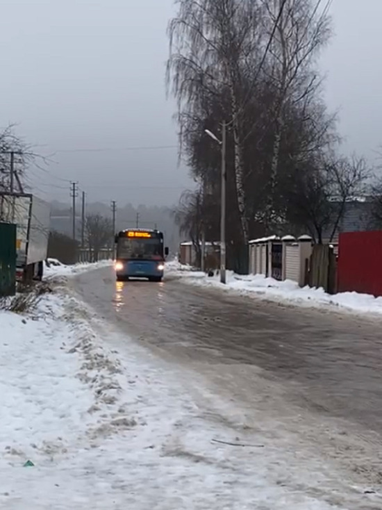 Под Тверью автобус чудом выехал на покрытой льдом дороге