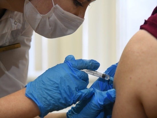 Мясников: вакцина от COVID-19 поможет всем, даже отказавшимся от нее