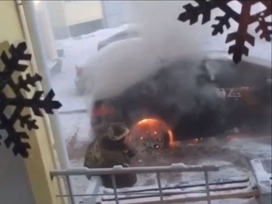 В Омске под окнами многоэтажки загорелась машина
