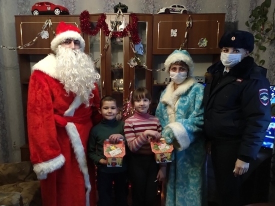 В Дорогобуже "Полицейский Дед Мороз" принес подарки детям