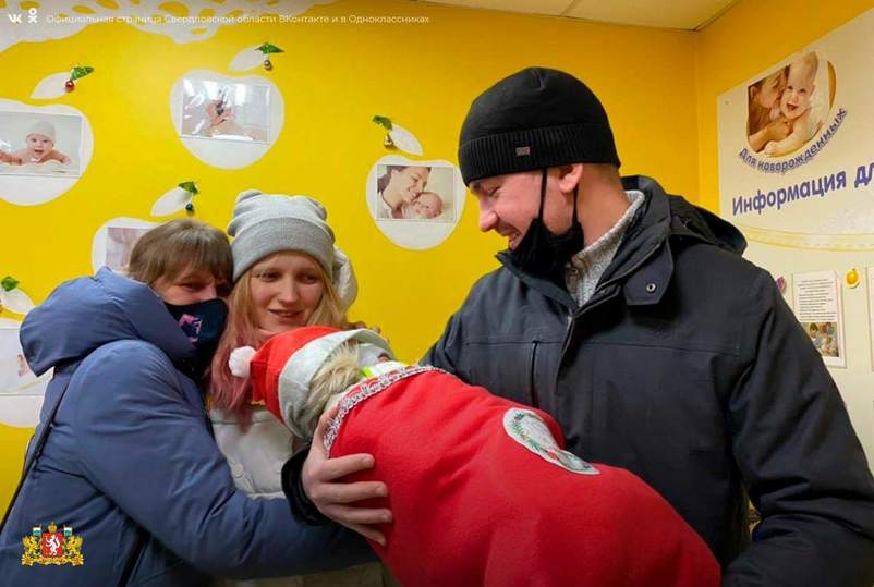 В Екатеринбурге новорожденных выписывают в костюмах Дед Мороза