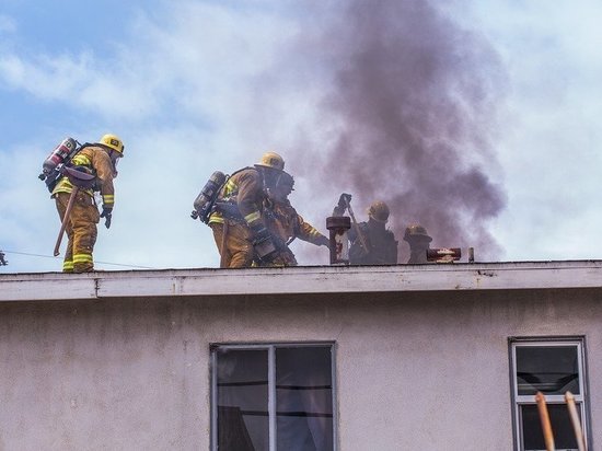 В Хабаровске пожарные спасли четырех человек: двое из них дети
