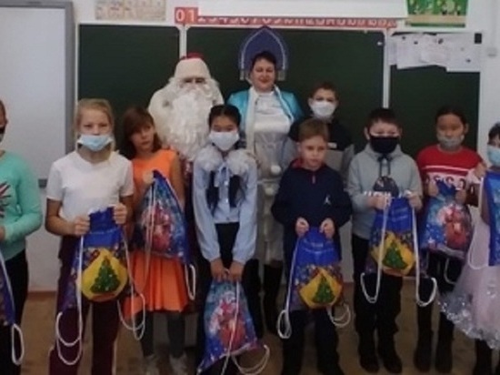 Новогодние сладкие подарки вручены двум тысячам детей Калмыкии