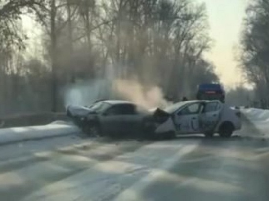 Машина дымилась, три человека пострадали: ДТП на новокузнецкой дороге