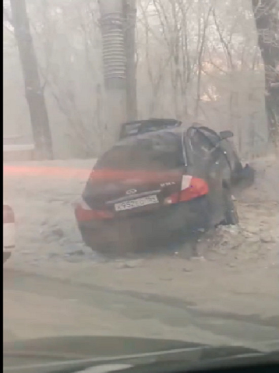 «Морда всмятку»: дорогой седан протаранил столб на пустой дороге в Новосибирске