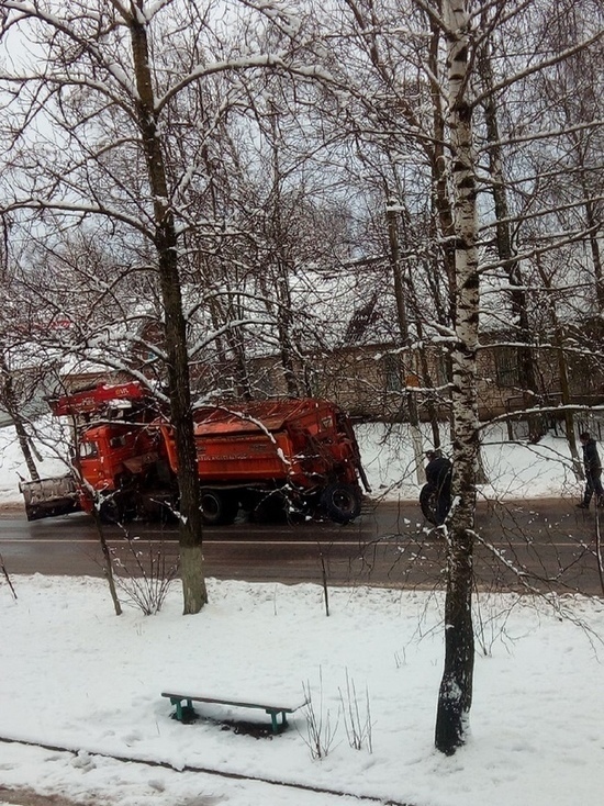 Палкинская снегоуборочная машина потеряла колёса