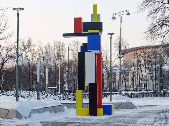 В парке за екатеринбургским Дворцом молодежи появился арт-объект «Небоскреб»