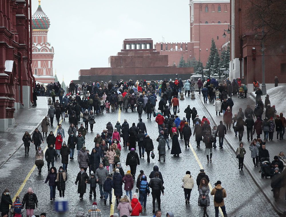 Москвичи сбились в толпу на Красной площади, позабыв про маски