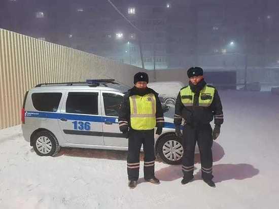 В Якутске инспекторы ДПС эвакуировали жителей горящего дома