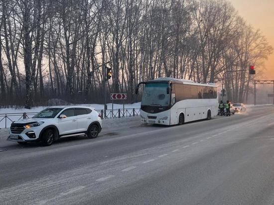На трассе под Новосибирском более 50 пассажиров чуть не замерзли