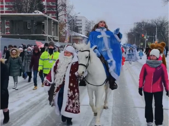 «Снегурочка околела»: Анна Семенович возглавила Парад Снегурочек в Уфе
