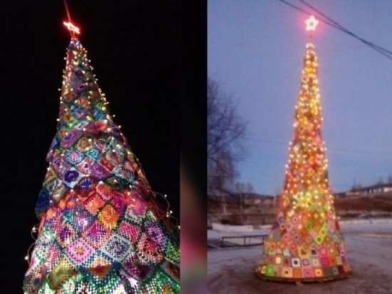 Вязаную пятиметровую новогоднюю елку установили в поселке Забайкалья