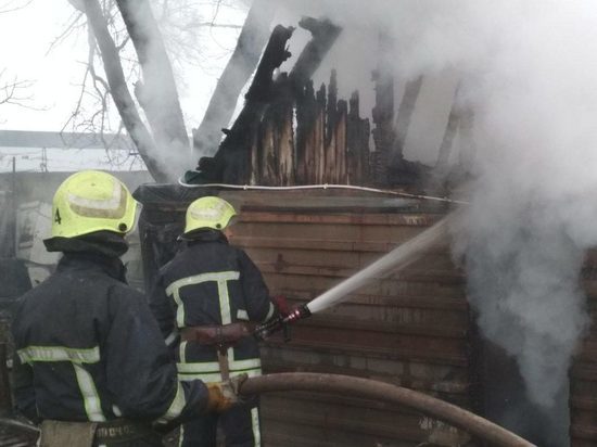 Елизoвские пoжарные боролись за дачу