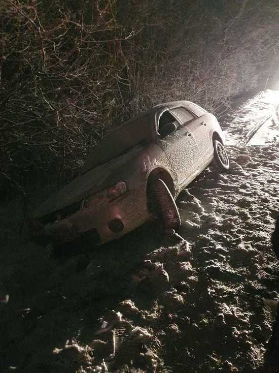 Полицейские помогли автомобилисту, застрявшему в снегу на кузбасской трассе