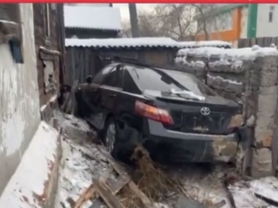 В центре Улан-Удэ «Тойота» протаранила забор и въехала во двор чужого дома