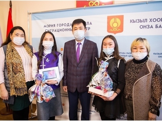  Мэр Кызыла вручил подарки двум школьницам, спасшим две человеческие жизни