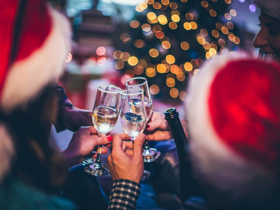 Диетолог дал советы, как минимизировать вред от алкоголя в новогодние праздники