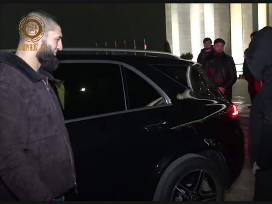 Кадыров подарил автомобиль бойцу ММА Чимаеву