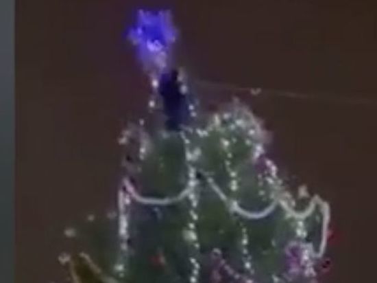 Пьяный россиянин рухнул с городской елки при попытке украсть звезду
