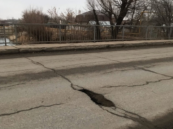 На очередном мосту в Астрахани обнаружили огромную дыру